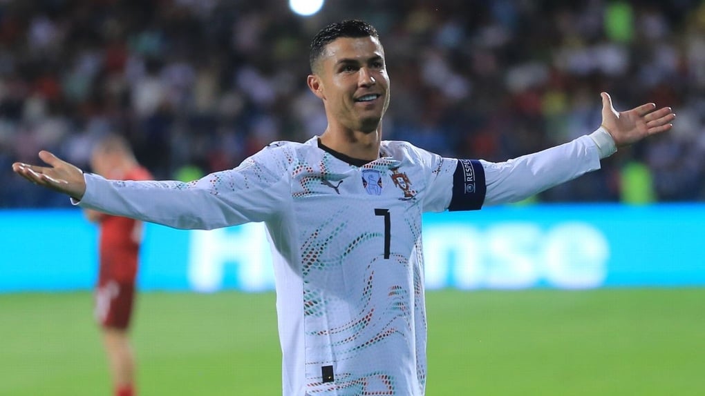 C.Ronaldo xử phũ với cổ động viên, gây tranh cãi dữ dội - 2