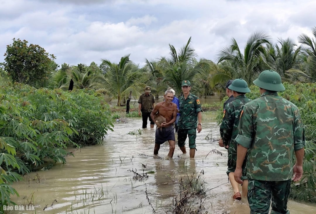 មន្ត្រី និងទាហាននៃប៉ុស្តិ៍ការពារព្រំដែន Ia Rve និងកងកម្លាំងផ្សេងទៀតដឹកនាំប្រជាជនទៅកាន់សុវត្ថិភាព។