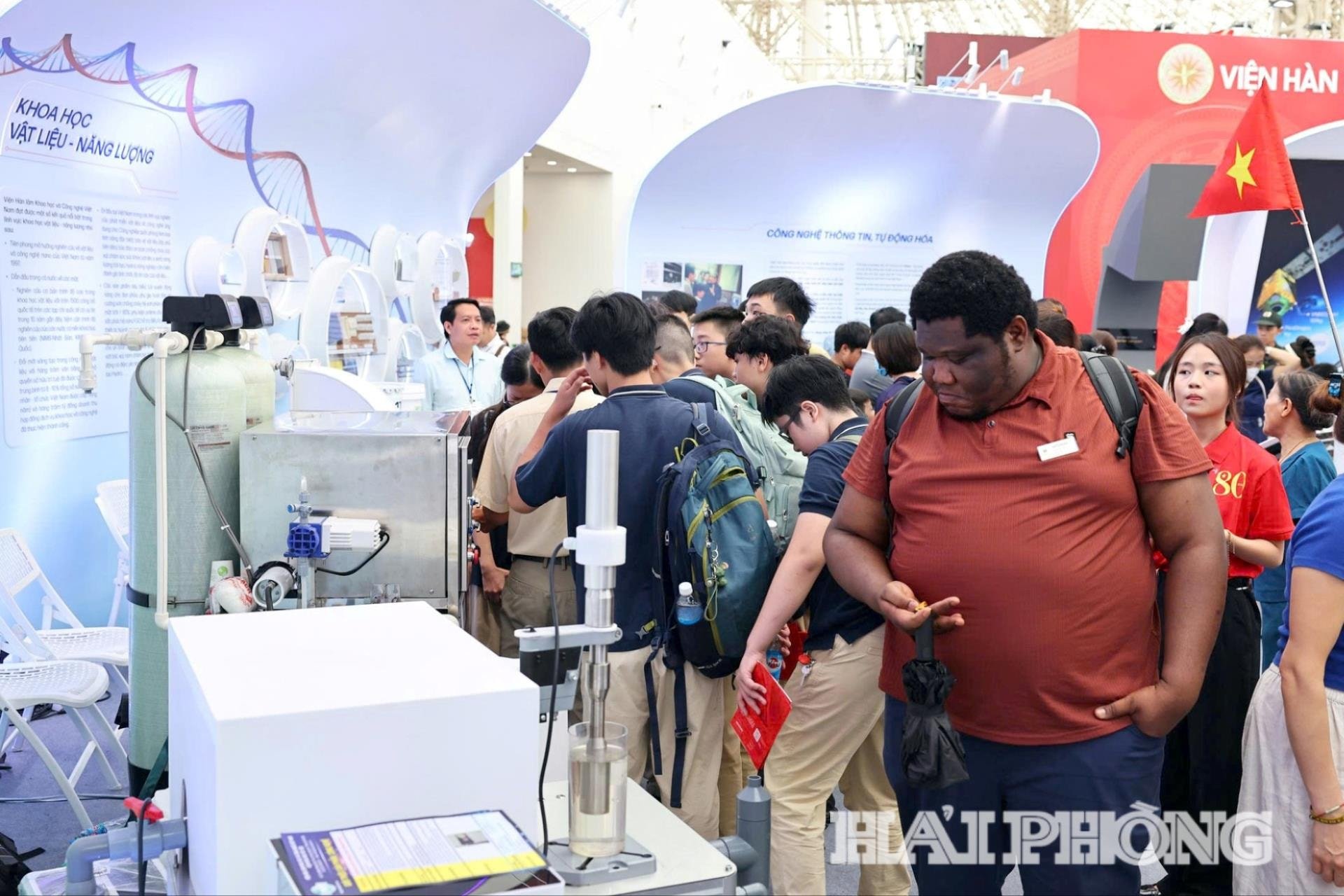 Ausländische Besucher erfahren auf der Ausstellung mehr über die wirtschaftlichen und wissenschaftlichen Errungenschaften Vietnams.