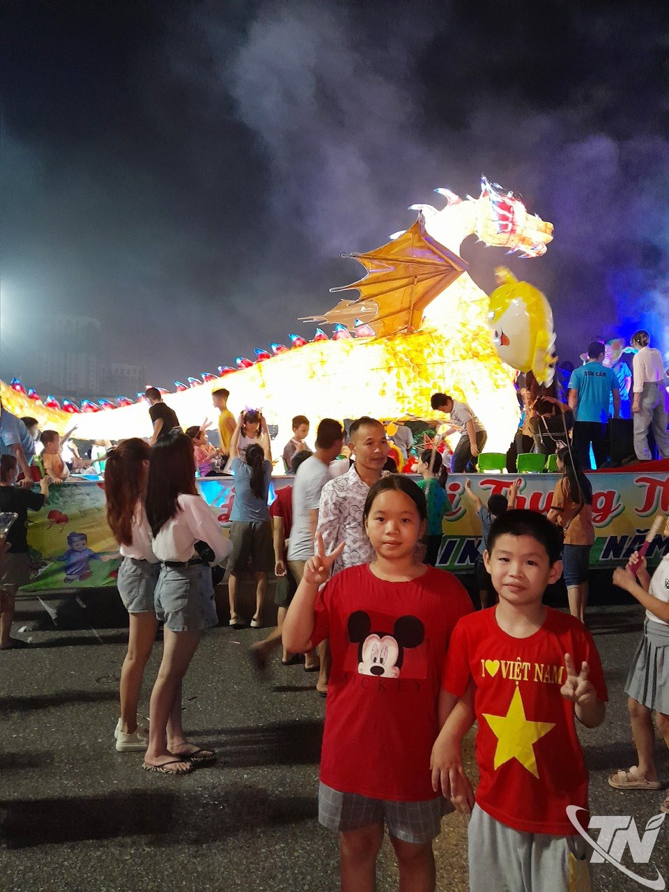 Muitas pessoas e crianças gostam de assistir à apresentação do desfile de lanternas por ocasião do Festival do Meio do Outono.