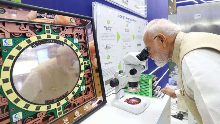 Perdana Menteri India Narendra Modi melihat chip buatan India saat berkunjung ke pameran Semicon India di New Delhi pada 3 September. (Sumber: PIB)