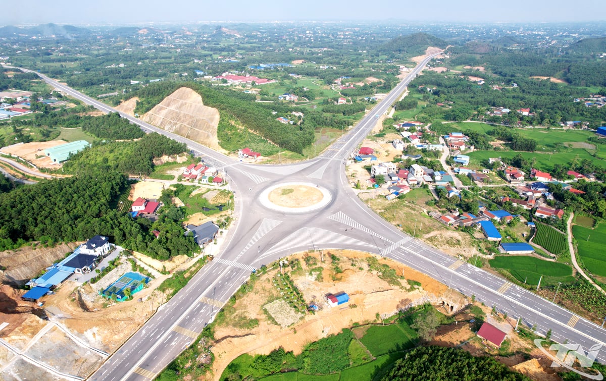 In recent times, the province has always prioritized investment in developing transport infrastructure, especially regional connectivity and linking transport projects.
