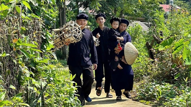 Một gia đình trên đường "Pây Tái" ở xã Nam Cường, tỉnh Thái Nguyên. (Ảnh: HÀ TUYẾT)