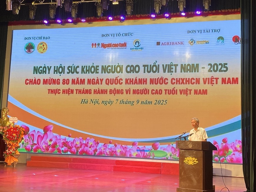 Ông Phan Văn Hùng - Phó Chủ tịch Hội Người cao tuổi Việt Nam phát biểu tại ngày hội.