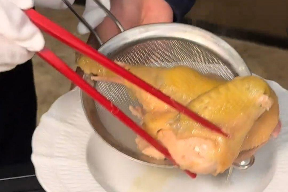 Trung Quốc: Xôn xao vụ khách ăn nửa con gà phải thanh toán 7,3 triệu đồng - 1