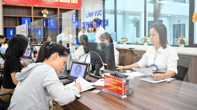 Cán bộ làm việc tại Trung tâm Phục vụ hành chính công phường Đống Đa, Hà Nội. (Ảnh THẾ ĐẠI)