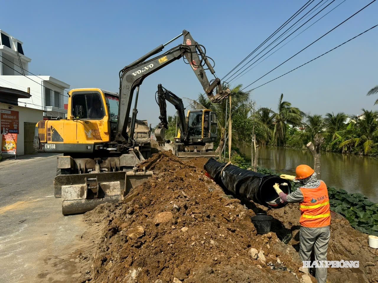 Proyek investasi untuk memasang sistem pipa D400 sepanjang 8,4 km untuk memasok air bersih ke komune barat distrik Tien lama