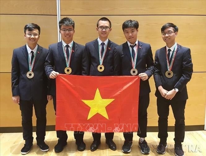 Năm thí sinh của Đội tuyển quốc gia Việt Nam dự thi Olympic Vật lý quốc tế lần thứ 49 đều đoạt giải, trong đó có 2 HCV, 2 HCB và 1 HCĐ.