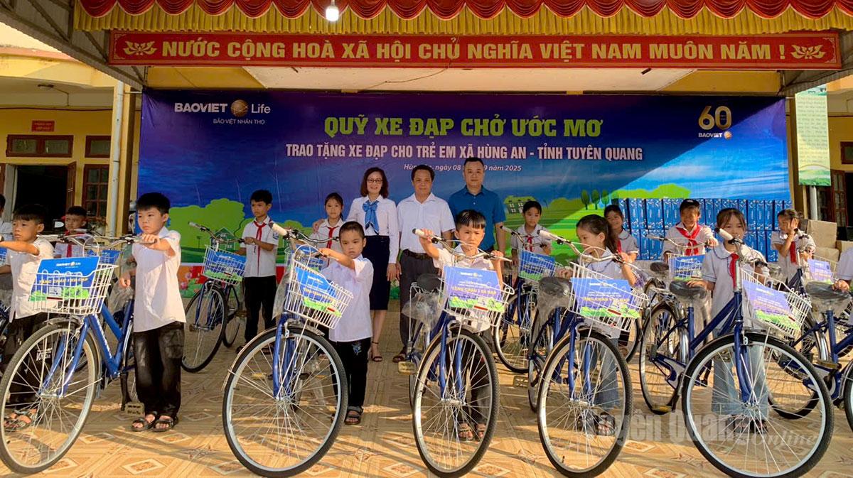 Bao Viet Nhan Tho Ha Giang បរិច្ចាគកង់ដល់សិស្សានុសិស្សដែលជួបការលំបាកនៅសាលាបឋមសិក្សា Hung An។