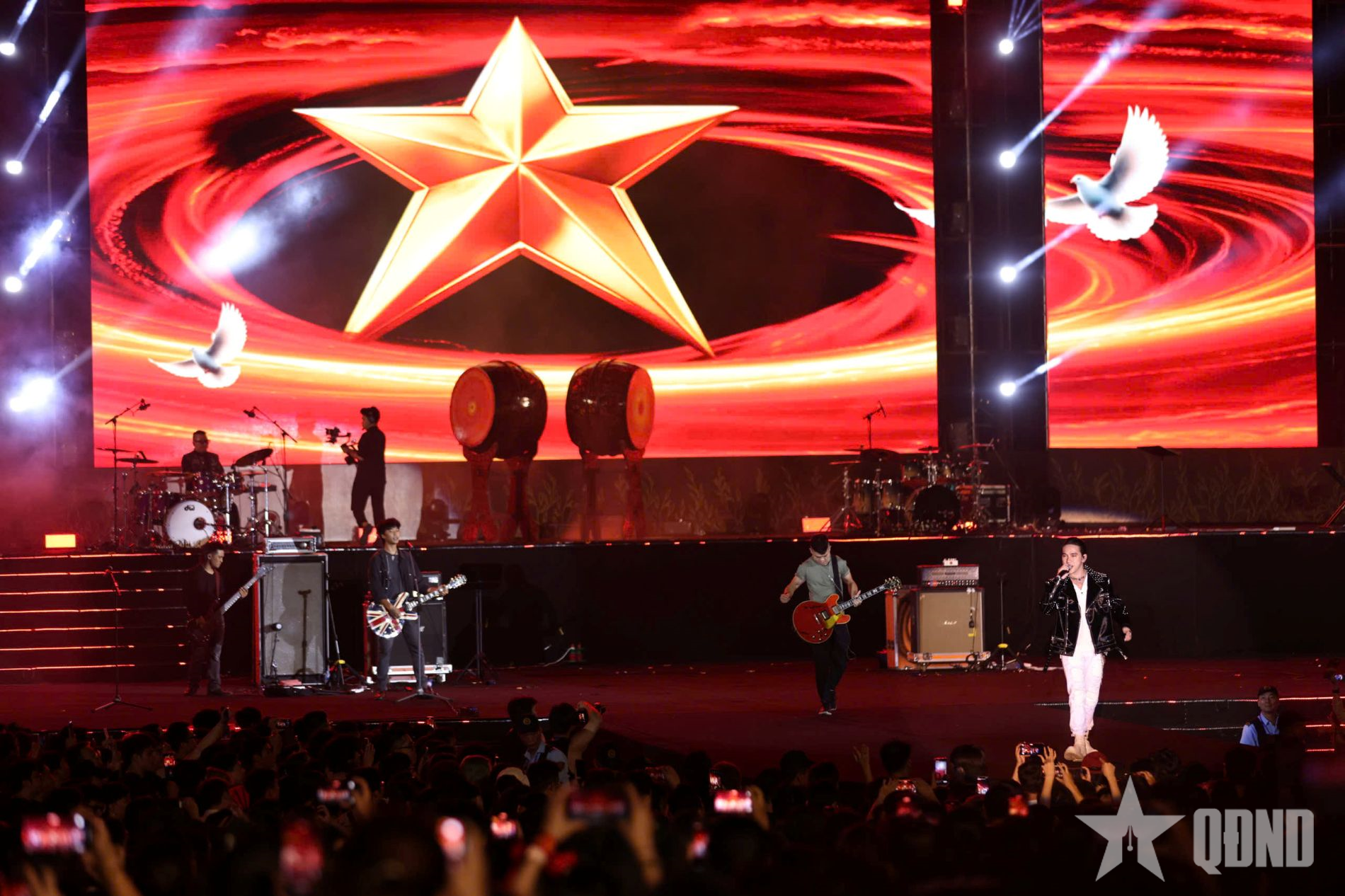Hàng nghìn khán giả thăng hoa cảm xúc trong “Rock Concert - Trái tim Việt Nam”
