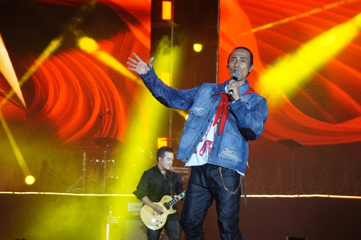 Khi ‘Đất nước trọn niềm vui’, ‘Viết tiếp câu chuyện hòa bình’ hát kiểu rock - Ảnh 2.