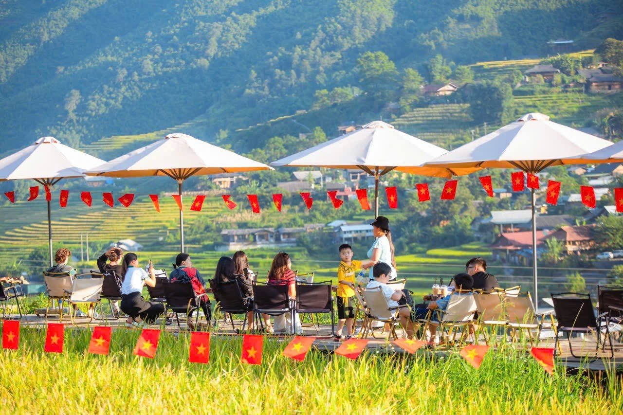 Những điểm dừng chân, quán nước nhỏ giữa ruộng bậc thang mang đến cho du khách trải nghiệm hiếm có.