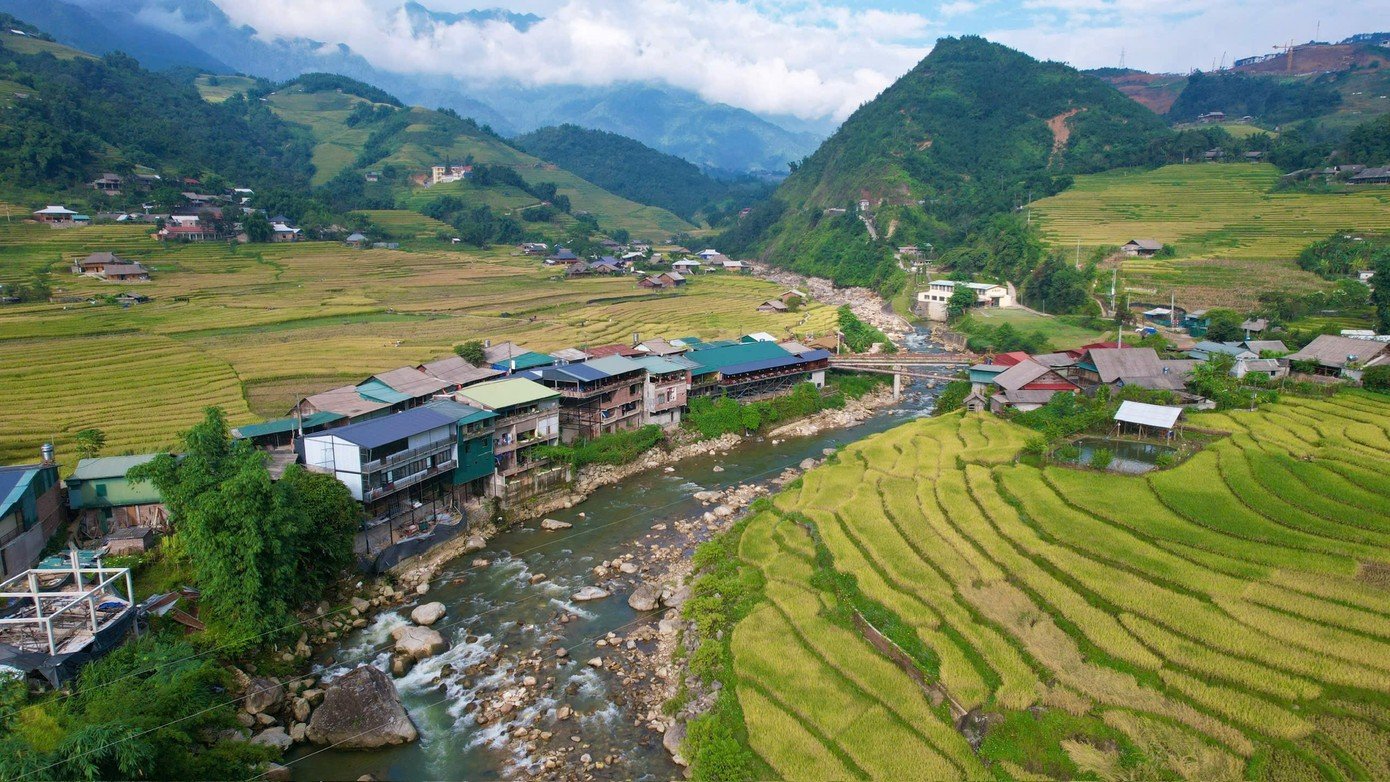Dù nằm cách trung tâm Khu du lịch Quốc gia Sa Pa hơn 10 km, những thửa ruộng bậc thang ở Tả Van vẫn níu chân du khách bởi vẻ đẹp vàng óng, trải dài.