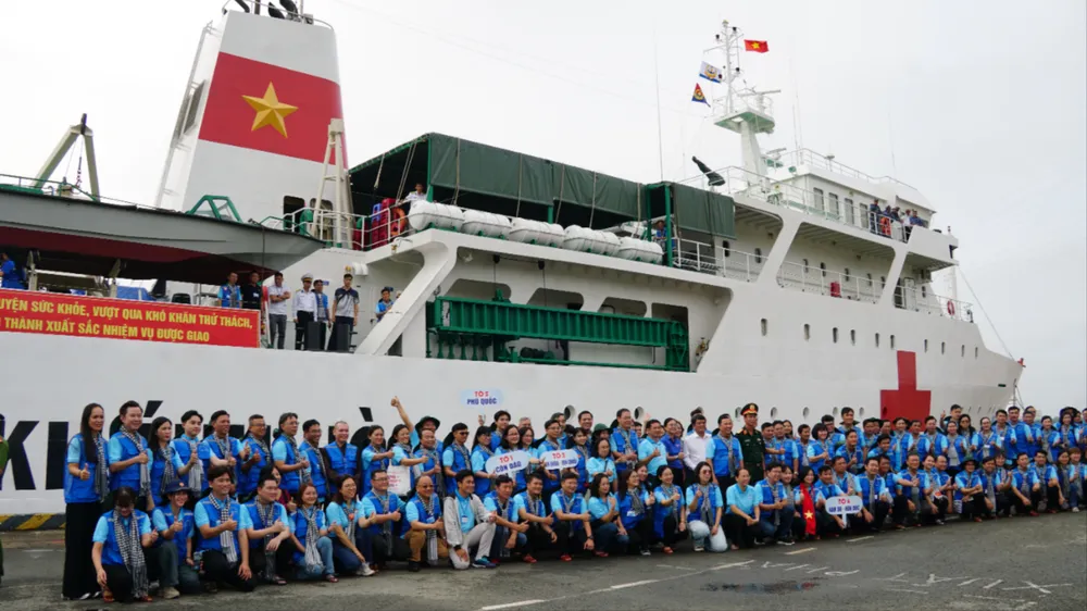 Delegation aus Ho-Chi-Minh-Stadt bricht zu Besuch der südwestlichen Inseln auf