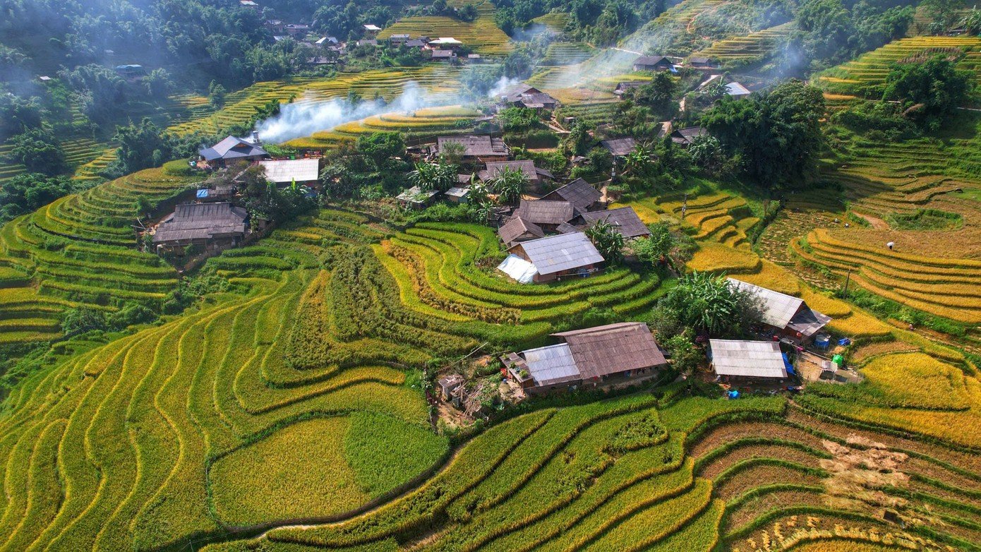 Giữa những thửa ruộng bậc thang óng ả, các bản làng hiện lên san sát, tạo nên bức tranh bình yên, sống động.