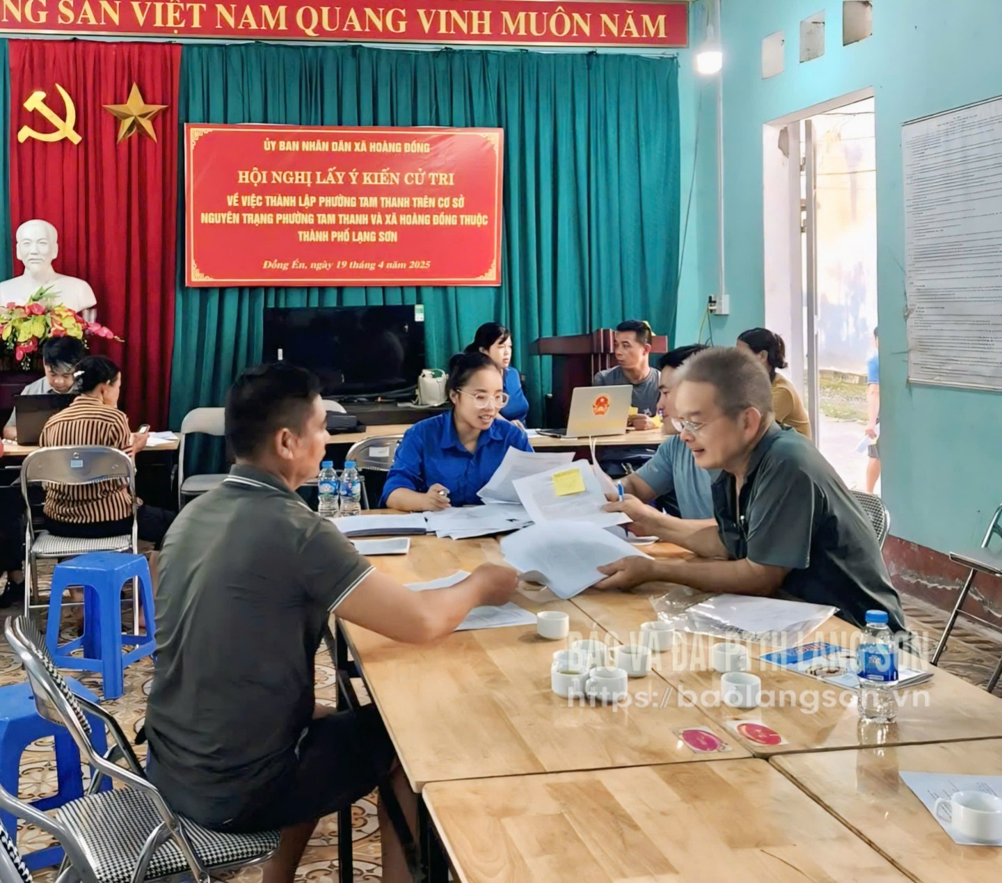 Membros da União da Juventude do bairro de Tam Thanh (membros da equipe de orientação) ajudam as pessoas a preencher formulários de registro de terras de acordo com os regulamentos.