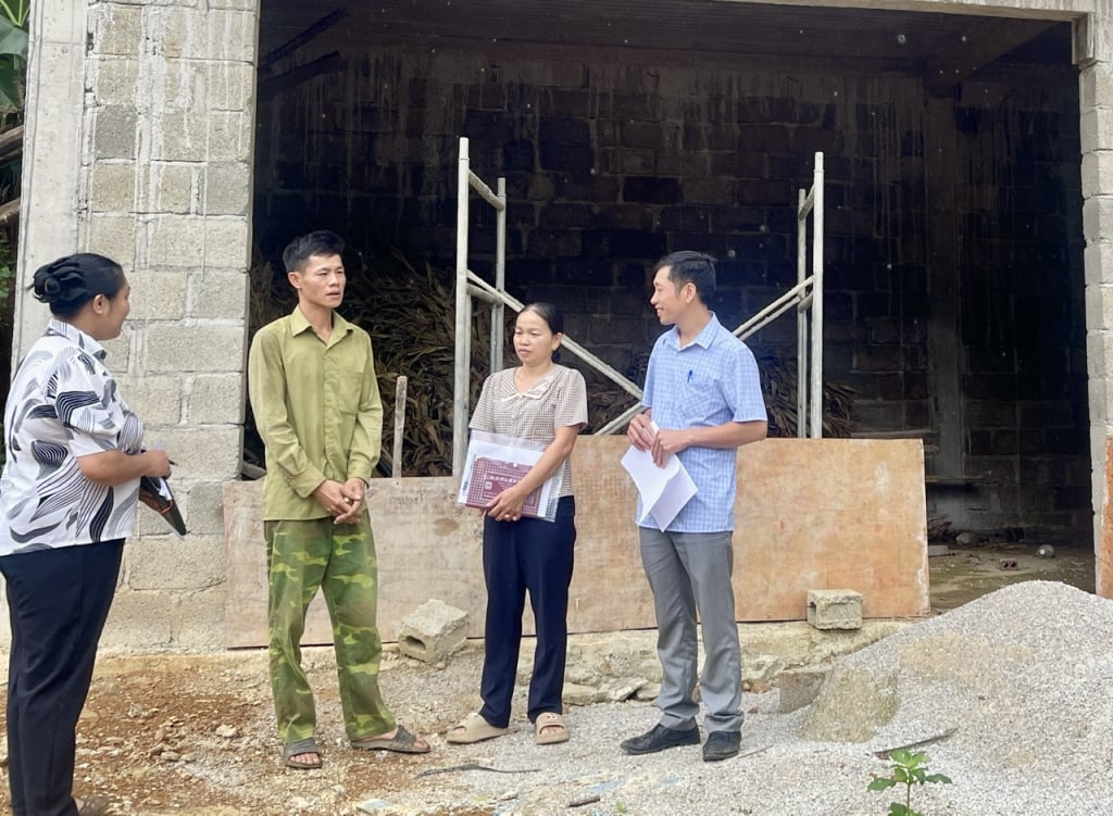 Cán bộ xã Tổng Cọt đến cơ sở tuyên truyền, vận động đồng bào người dân chấp hành tốt các chủ trương, chính sách của Đảng, Nhà nước.