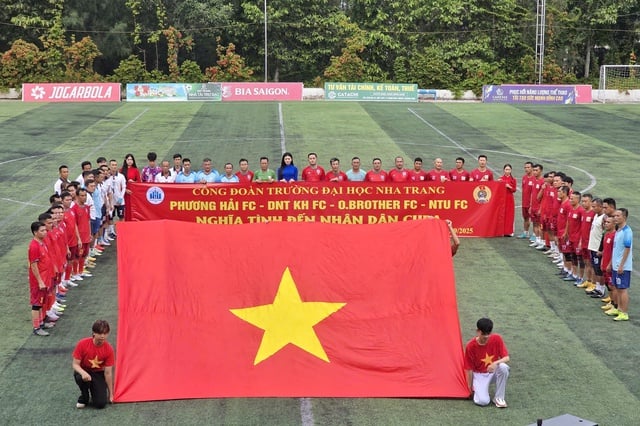 Sân cỏ Trường ĐH Nha Trang rộn ràng giải bóng đá vì nhân dân Cuba- Ảnh 1.
