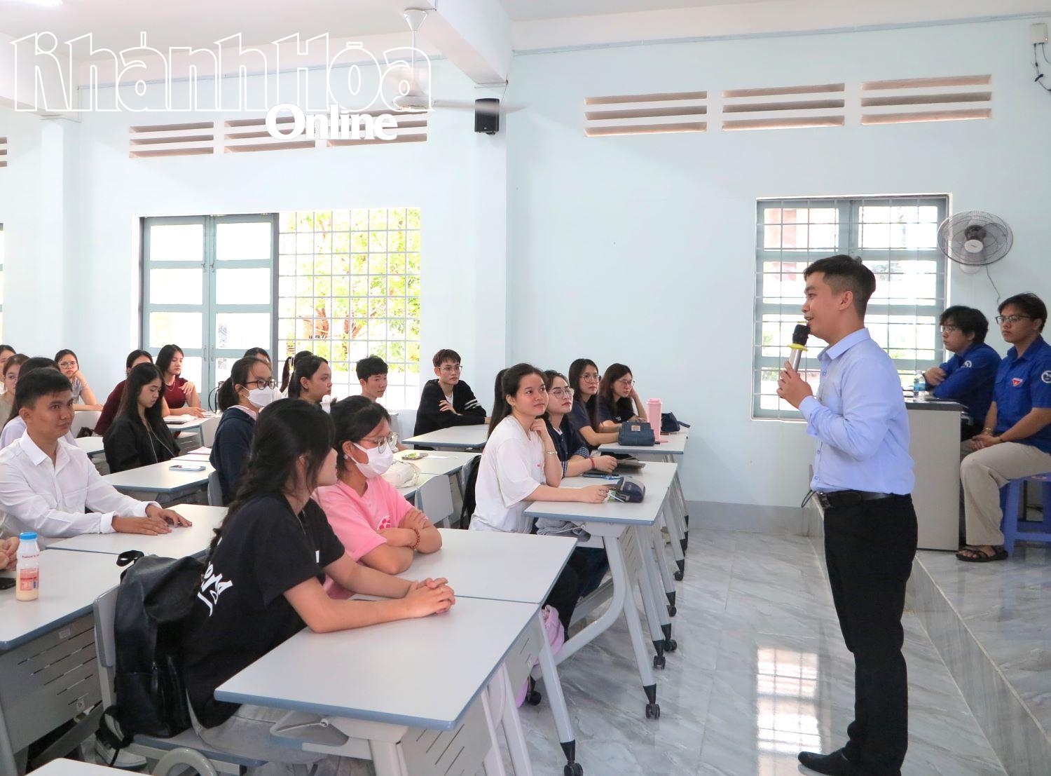 Sinh viên nghe quán triệt chuyên đề.