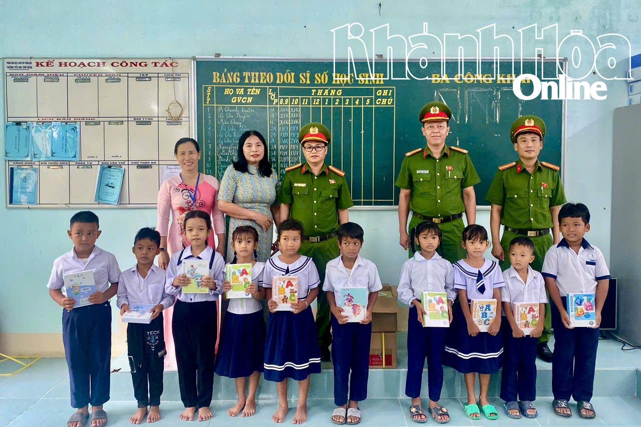 នគរបាល​ឃុំ Cong Hai ប្រគល់​សៀវភៅ​កត់ត្រា​ដល់​សិស្សានុសិស្ស​ដែល​ជួប​ការ​លំបាក​ក្នុង​តំបន់។