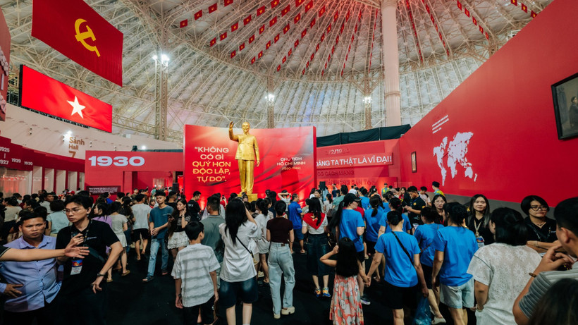 Die Statue von Präsident Ho Chi Minh steht im Zentrum der Ausstellung und zieht zahlreiche Besucher an. Foto: TL