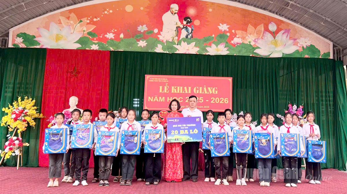 Bao Viet Life Ha Giang ផ្តល់កាបូបស្ពាយដល់សិស្សានុសិស្សនៃអនុវិទ្យាល័យក្រុមប្រឹក្សាឃុំ Quan Ba ​​សម្រាប់ជនជាតិភាគតិច។