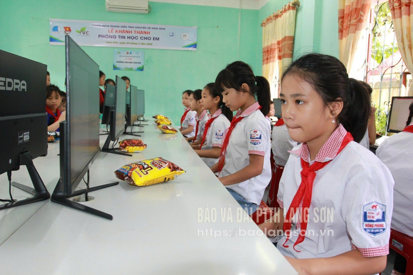 ນັກຮຽນໂຮງຮຽນປະຖົມ ຮົ່ງຟອງ, ຕາແສງ ດົງໂດກ ໄດ້ຮູ້ຈັກກັບເຕັກໂນໂລຊີຂໍ້ມູນຂ່າວສານ
