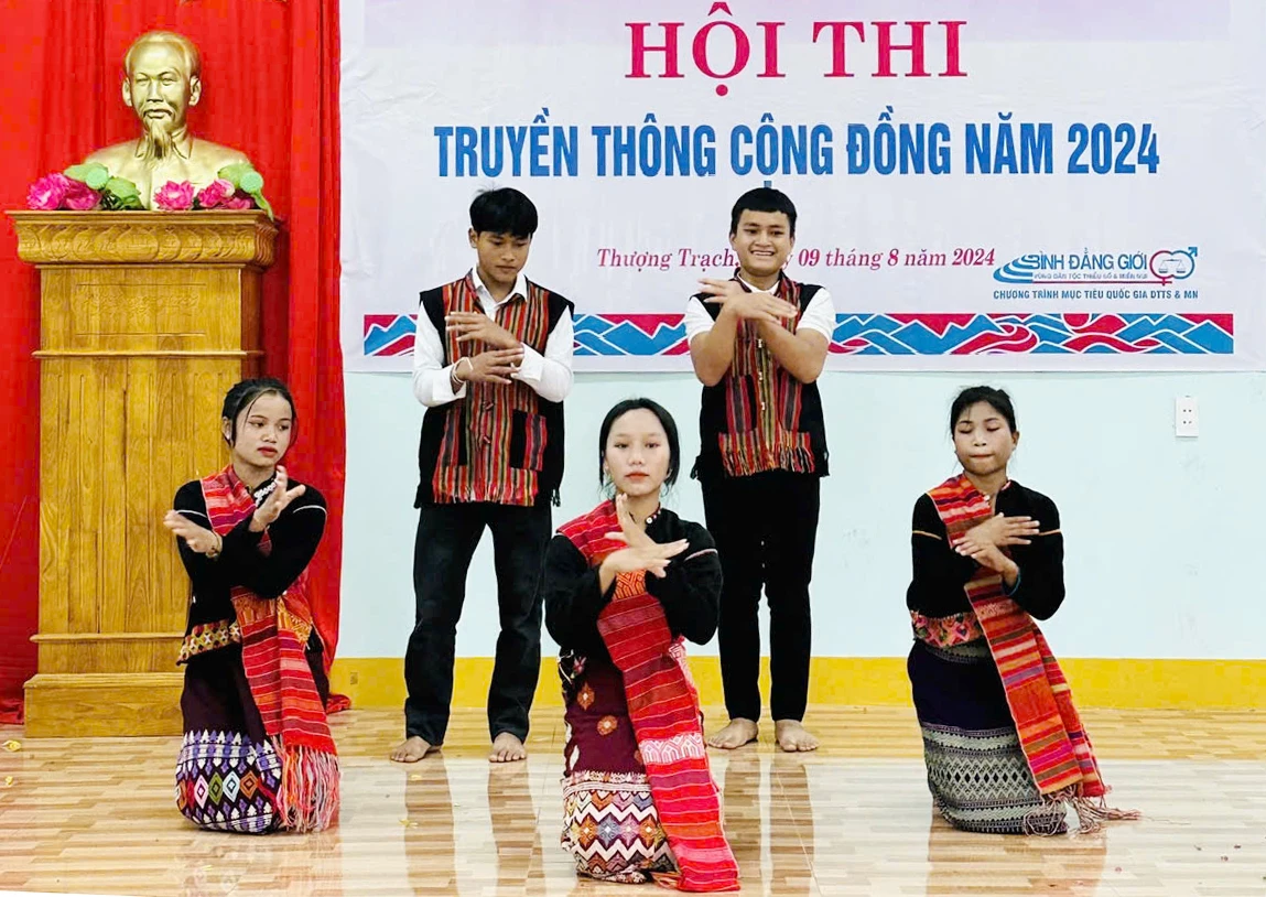 តាមរយៈទម្រង់នៃការឃោសនាផ្សេងៗ ក្រុមប្រព័ន្ធផ្សព្វផ្សាយសហគមន៍បានរួមចំណែកផ្លាស់ប្តូរការគិត និងវិធីសាស្រ្តការងាររបស់ជនជាតិភាគតិច - រូបថត៖ L.M