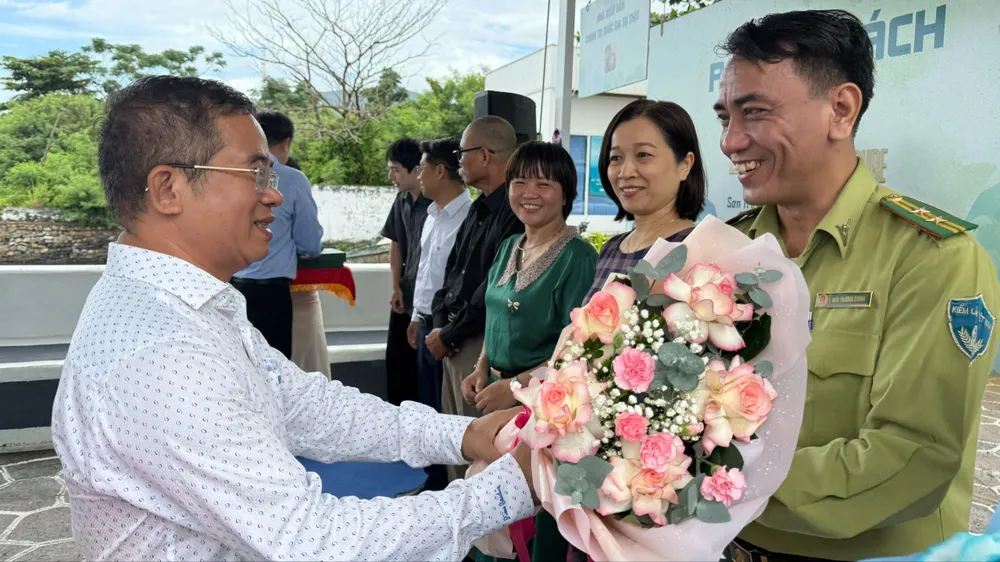 Ông Hoàng Sơn Trà, Bí thư Đảng ủy phường Sơn Trà, TP Đà Nẵng, tặng hoa cho các cơ quan chuyên môn của TP Đà Nẵng đã hỗ trợ, giúp đỡ để cuốn sách ra đời