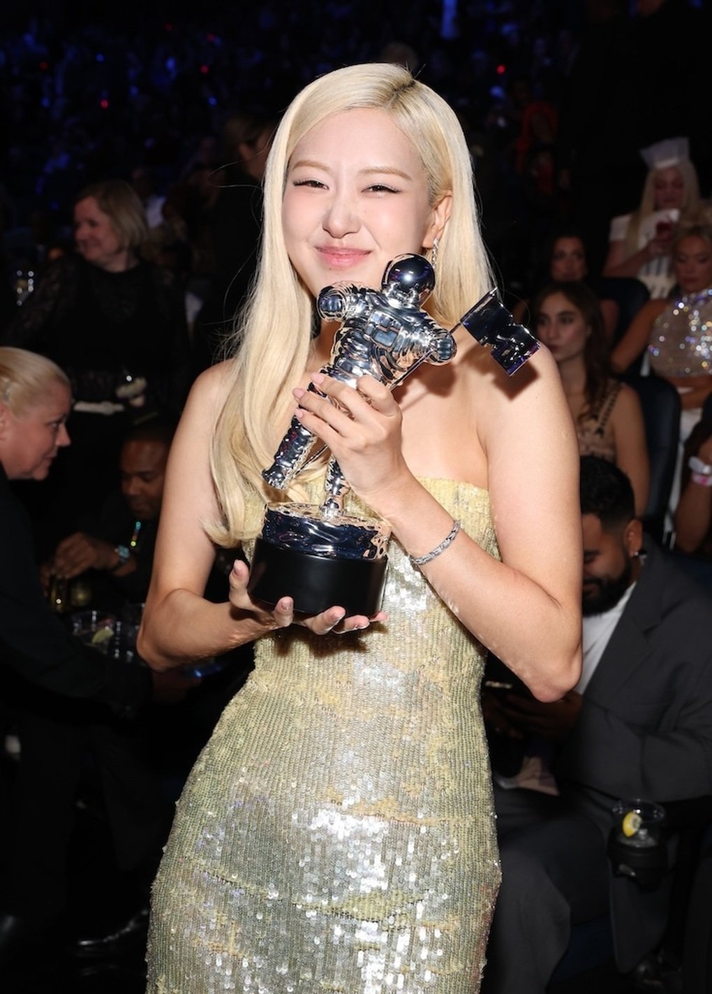 Ca khúc đạt 1,9 tỷ lượt xem “APT.” thắng giải Ca khúc của năm tại VMAs 2025 - 2