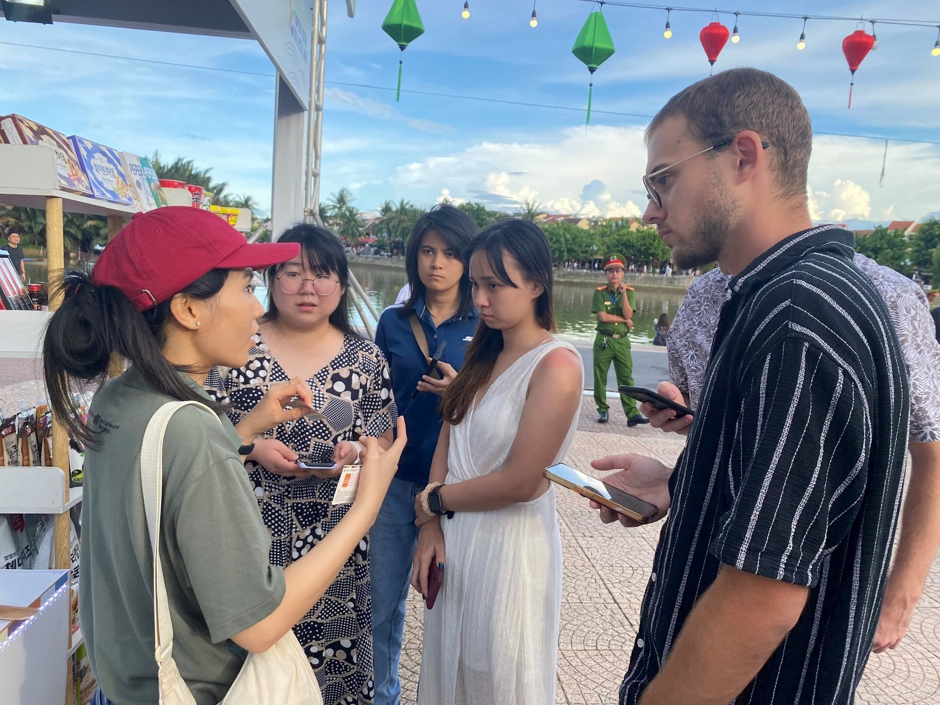 Ngành du lịch - dịch vụ của thành phố Đà Nẵng đã có bước phát triển vượt bậc. Trong ảnh: Du khách nước ngoài tìm hiểu về lễ hội ẩm thực tại Hội An. Ảnh: VĨNH LỘC