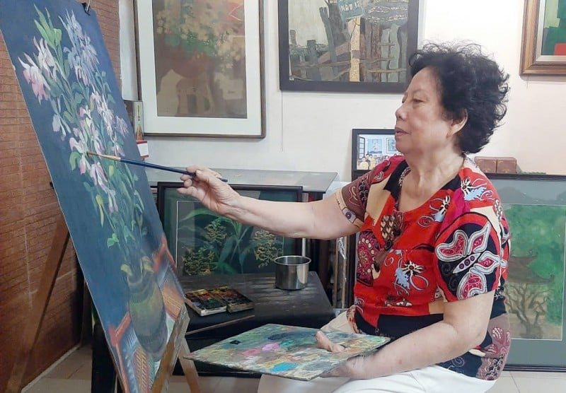 Ressam Truong Ngoc Hien, 80 yaşında olmasına rağmen hâlâ tutkuyla şövalesinin başında oturuyor. (Fotoğraf: T.L)