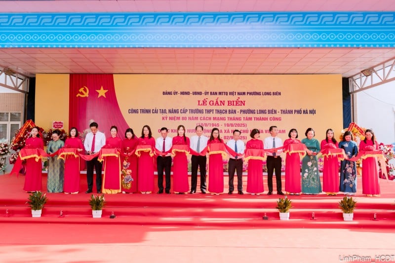 Các đại biểu thực hiện nghi thức cắt băng khánh thành và gắn biển công trình. (Ảnh: T.L)