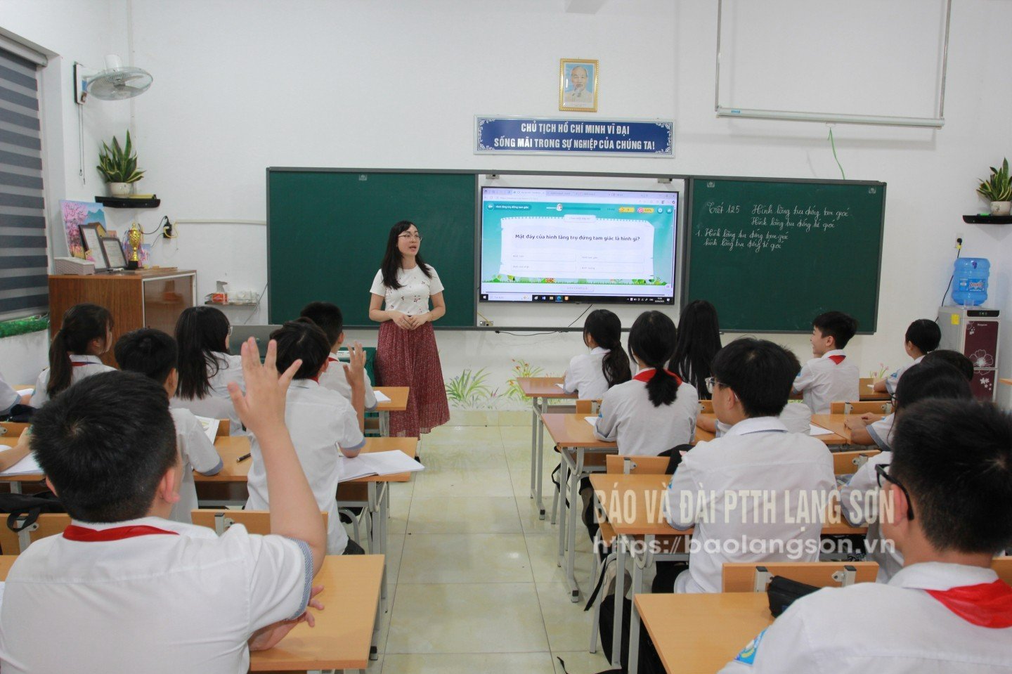 ຄູ​ອາ​ຈານ​ຂອງ​ໂຮງ​ຮຽນ​ມັດ​ທະ​ຍົມ Tam Thanh, ວັດ Tam Thanh ນໍາ​ໃຊ້​ປັນຍາ​ປະດິດ​ໃນ​ການ​ສອນ