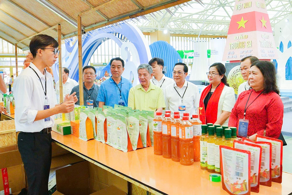 Lãnh đạo tỉnh tham quan các sản phẩm OCOP tiêu biểu của Vĩnh Long trưng bày tại triển lãm.