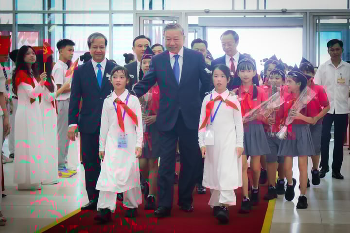 TH 학교 학생들은 교육 부문 80주년과 2025-2026학년도 개학을 기념하는 행사에 참여했습니다.