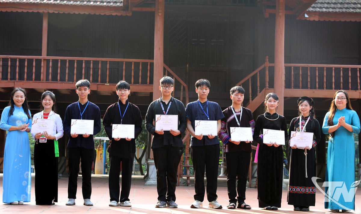 Viet Bac 고등학교 우수 학생 8명에게 Vallet 장학금 수여