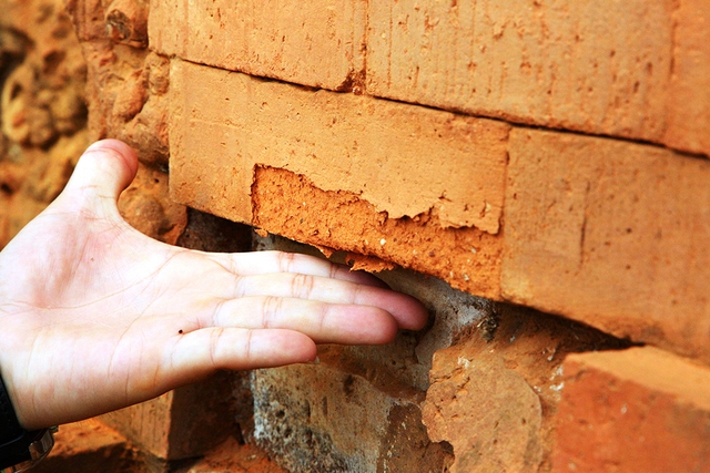 Vì sao gạch phục chế di tích mủn nát sau 2 năm trùng tu?- Ảnh 3.