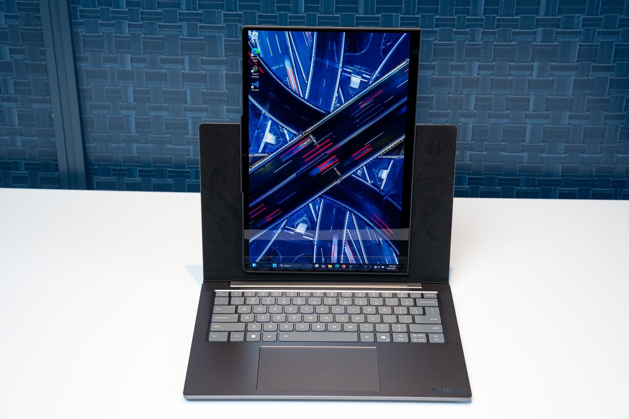 su kien IFA 2025,  Lenovo laptop xoay,  Lenovo ThinkBook VertiFlex Concept,  trien lam cong nghe anh 8