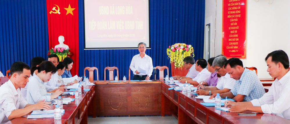 អនុប្រធានគណៈកម្មាធិការប្រជាជនខេត្ត - លោក Chau Van Hoa ថ្លែងមតិក្នុងជំនួបធ្វើការជាមួយឃុំ Long Hoa។