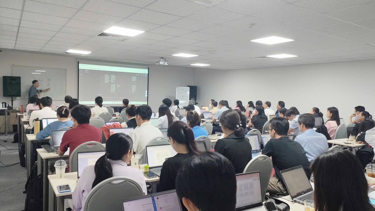 BÙNG NỔ khóa học AI: Lo ngại chất lượng Giữa cơn sốt giáo dục công nghệ - Ảnh 1.