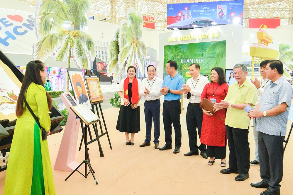 Bí thư Tỉnh ủy- Ngô Chí Cường, cùng các đồng chí lãnh đạo tỉnh theo dõi không gian triển lãm quyển sách “Nguyễn Đình Chiểu thi tuyển”.