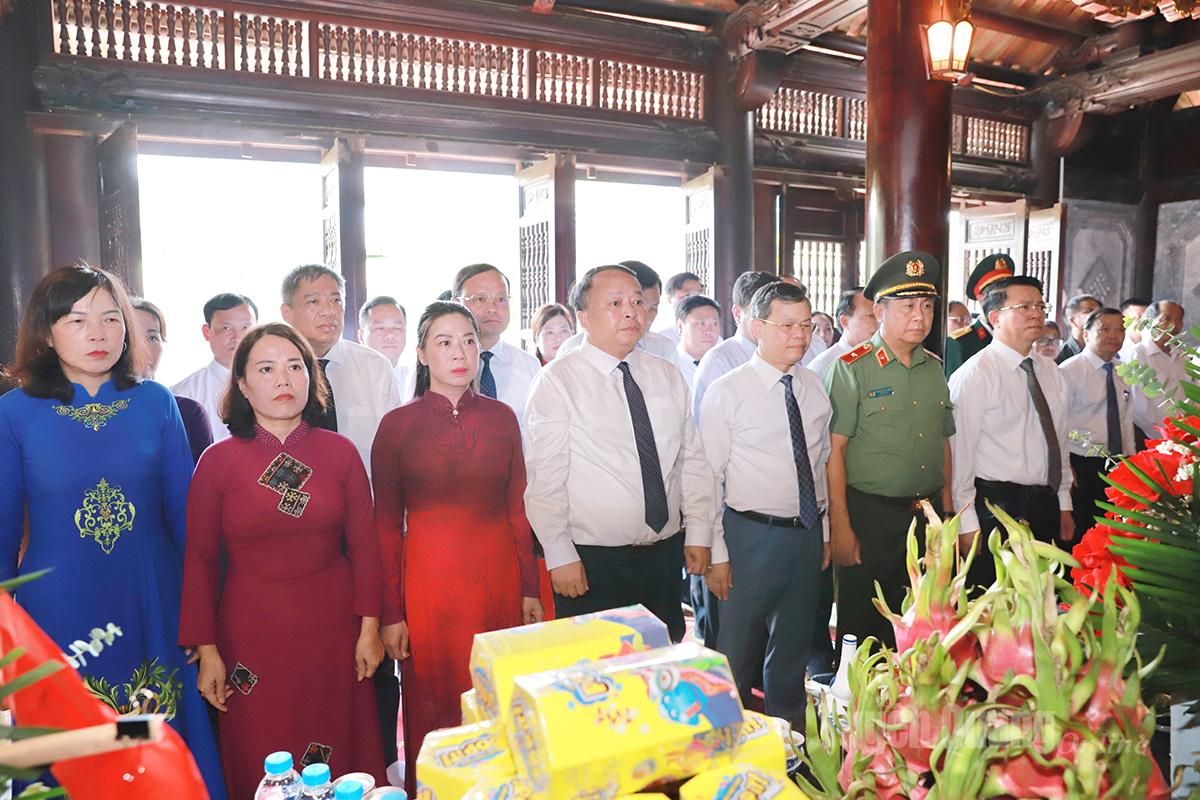 Die Delegation führte die Weihrauch- und Blumenopferzeremonie zum Gedenken an Präsident Ho Chi Minh durch.