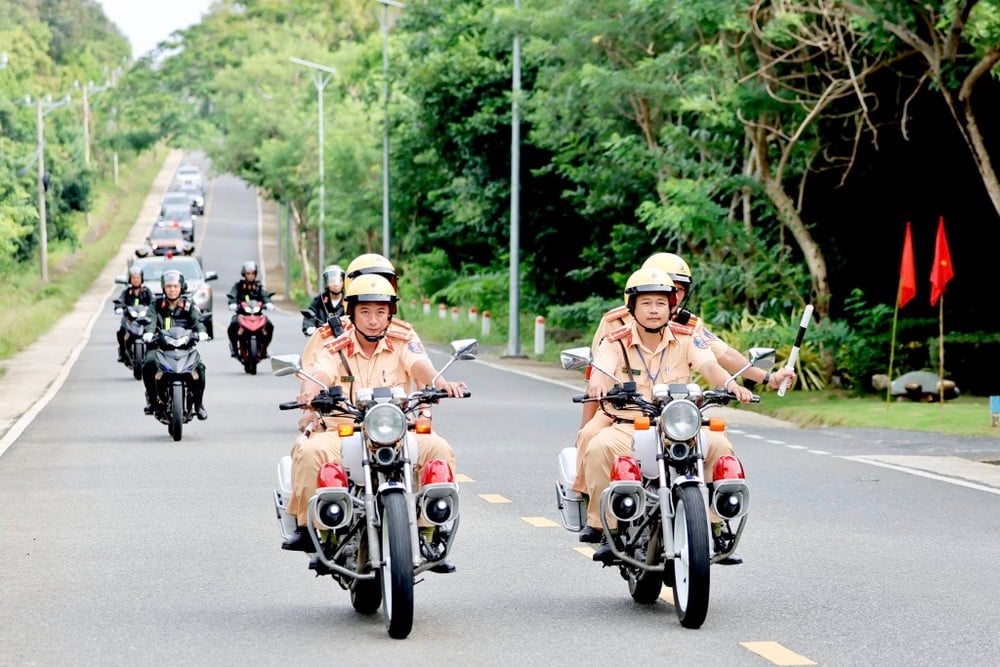 cong-an-tp-hcm-trien-khai-luc-luong-bao-dam-an-ninh-cang-hang-khong-con-dao (1).jpg