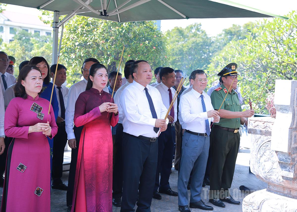 Provinzführer und Delegierte opferten im Präsident-Ho-Chi-Minh-Tempel Weihrauch.