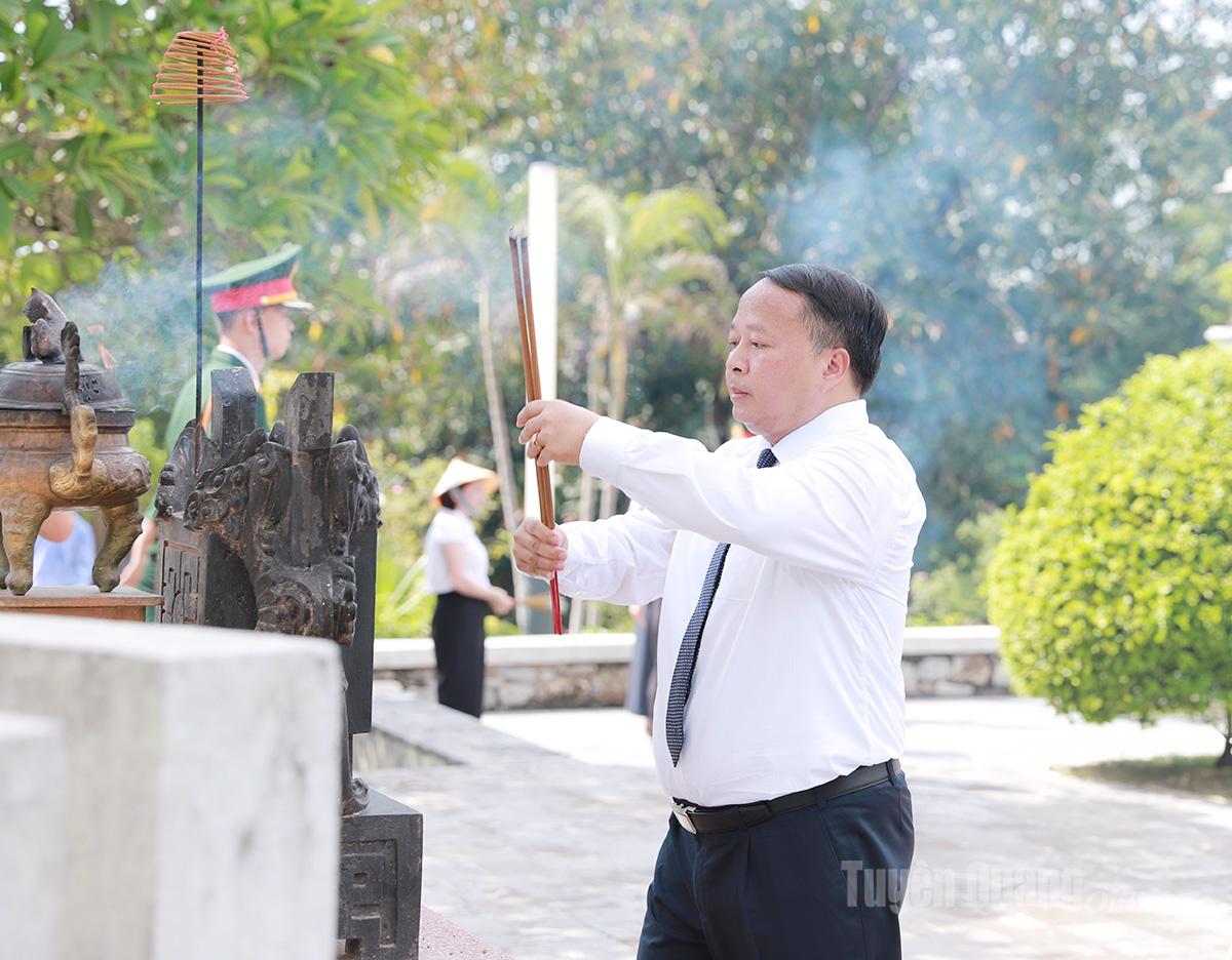Der Vorsitzende des Volkskomitees der Provinz, Phan Huy Ngoc, opferte am Denkmal für heldenhafte Märtyrer Weihrauch.