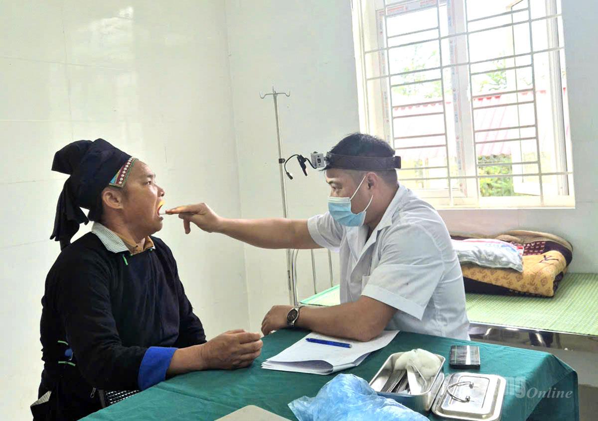 Người dân được khám về tai – mũi – họng.
