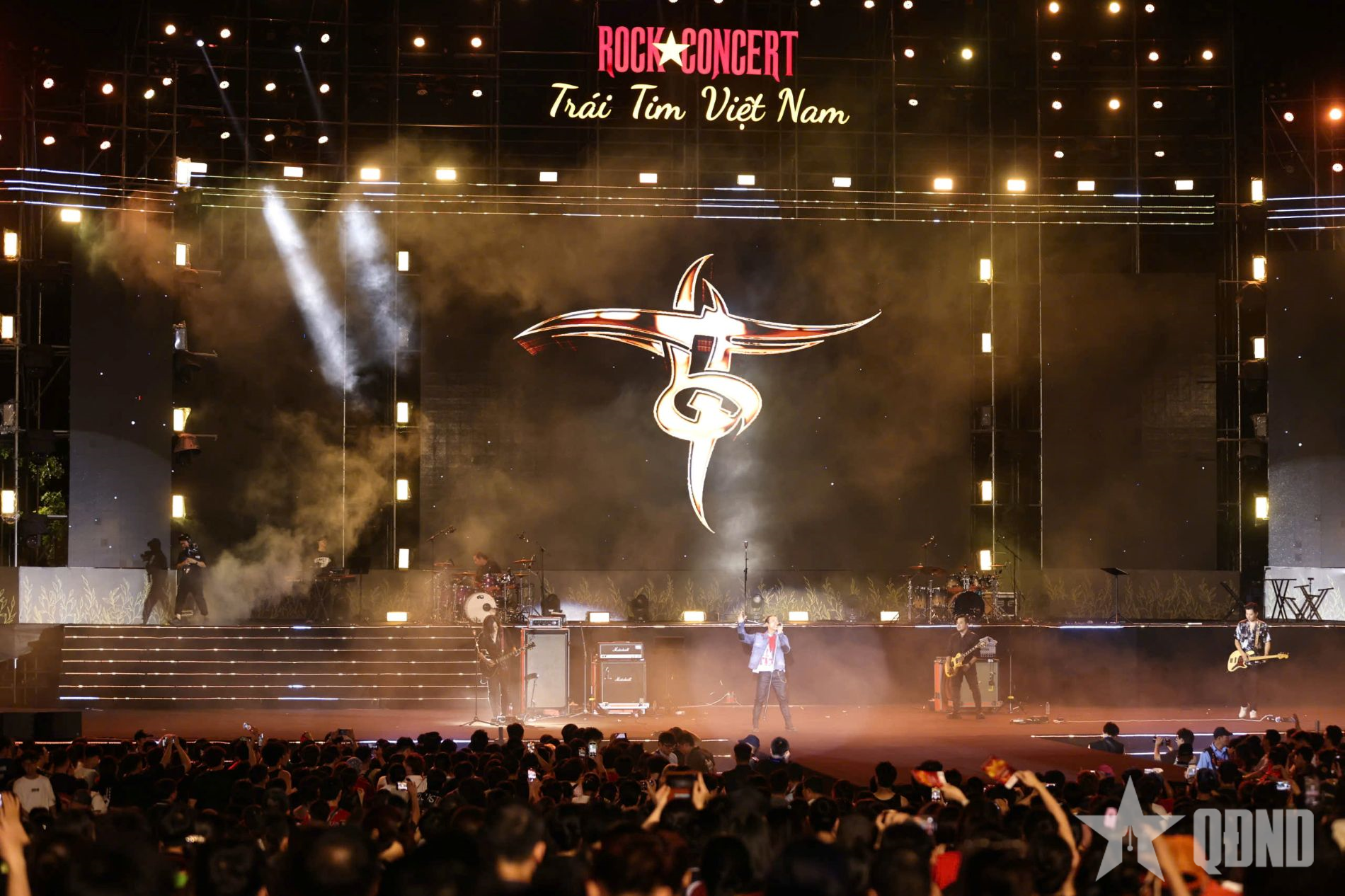 Hàng nghìn khán giả thăng hoa cảm xúc trong “Rock Concert - Trái tim Việt Nam”