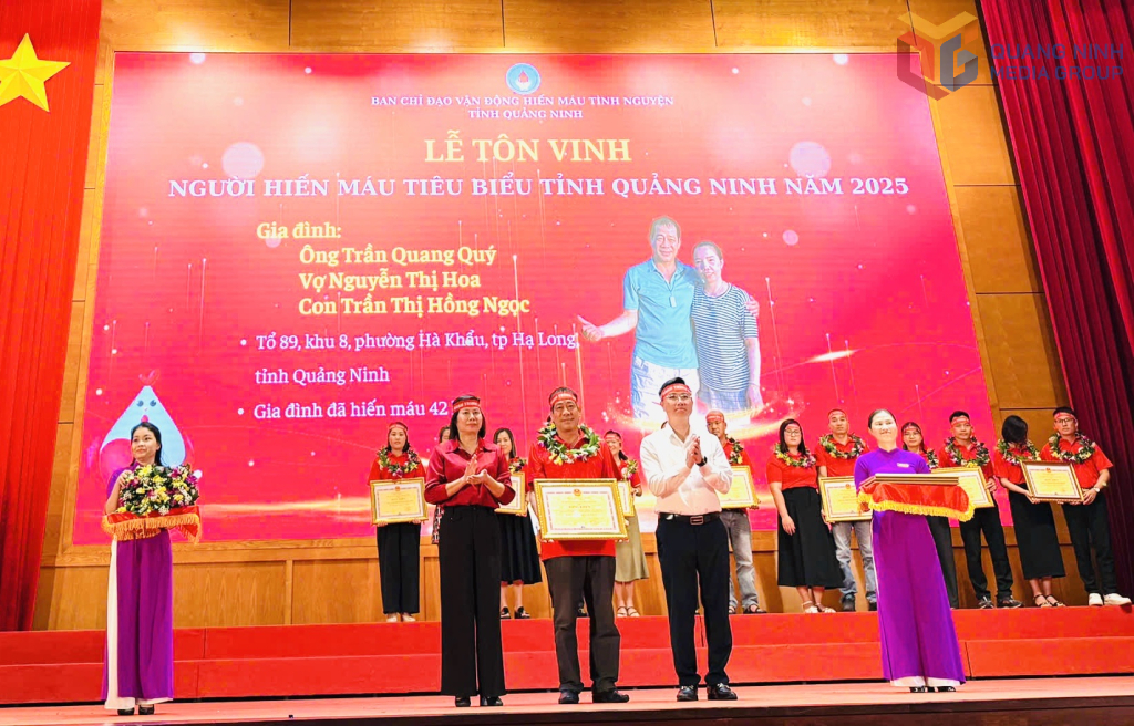 គ្រួសារបរិច្ចាកឈាមរបស់លោក Tran Quang Quy ត្រូវបានគណៈកម្មាធិការប្រជាជនខេត្ត ប្រគល់ប័ណ្ណសរសើរ។