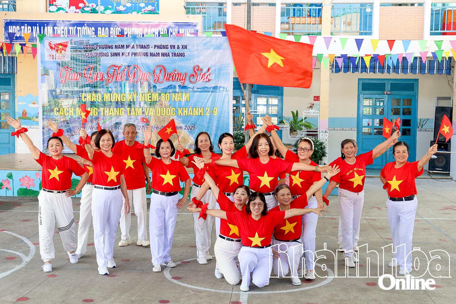 ហាត់ប្រាណដើម្បីអបអរសាទរខួបលើកទី 80 នៃទិវាបុណ្យជាតិថ្ងៃទី 2 ខែកញ្ញានៅវួដ Nam Nha Trang ។